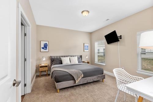 A bed or beds in a room at Modern 2BR 2BA New Build Condo with Garage & Patio