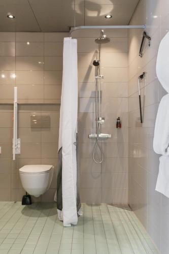 a bathroom with a shower and a toilet at Fritiden Hotell & Kongress in Ystad