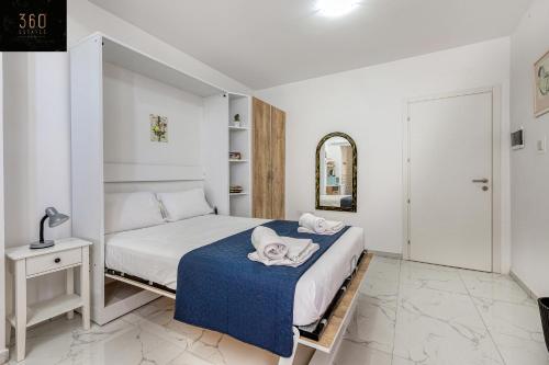 um quarto com uma cama com um cobertor azul em The Sliema Studio Stay by 360 Estates em Sliema