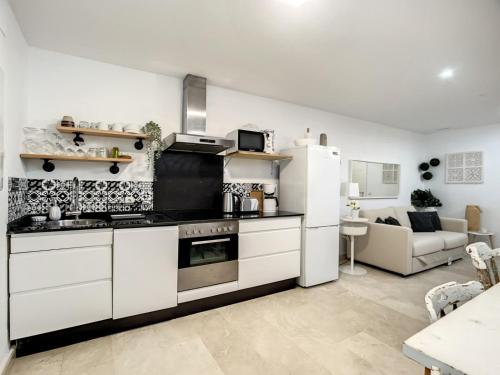 タリファにあるCASA COCOのキッチン(白い家電製品付)、リビングルーム