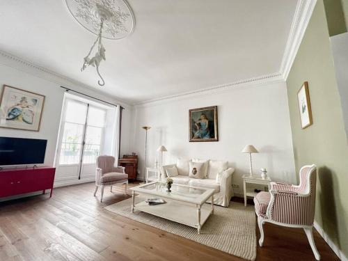 un salon avec un canapé et une table dans l'établissement Le Victoire, à Nantes