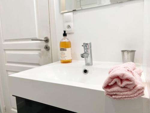 ein Handtuch auf der Theke eines Badezimmerwaschbecken in der Unterkunft Le Victoire in Nantes