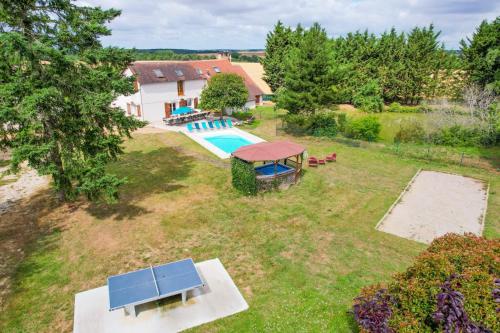 une vue aérienne d'une cour arrière avec une piscine et une maison dans l'établissement Crazy Villa La Forgé Buffet 41 - Heated pool - Foot - 2h Paris - 30p, à La Ville-aux-Clercs