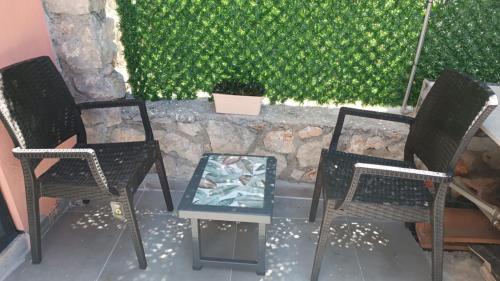 2 sillas y una mesa de cristal en el patio en Taş oda en Kas
