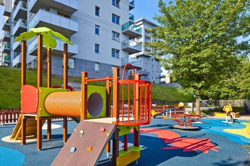 un parque infantil frente a un edificio de apartamentos en Moje Miejsce en Gdansk