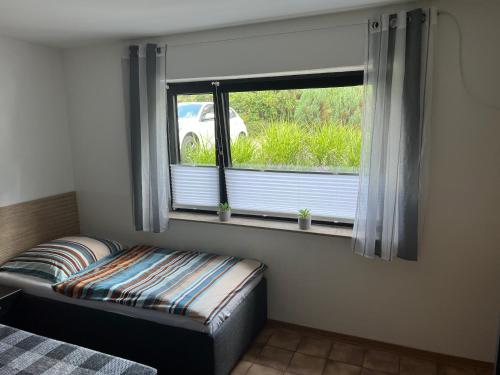 - une chambre avec un lit et une fenêtre avec vue dans l'établissement Ferienwohnung Blankenstein, à Hattingen