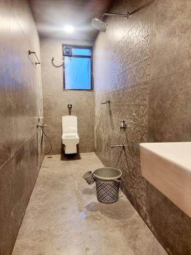 Ένα μπάνιο στο VIDHI VILLA -Besides Valley View 360 with Luxurious Swimming pool & AC