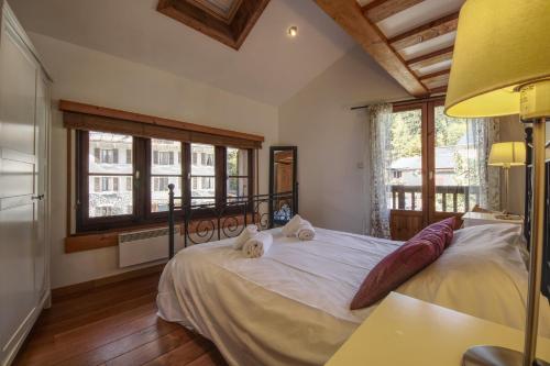 1 dormitorio con 1 cama grande y 2 toallas. en Apartment The Old Library, en Chamonix-Mont-Blanc
