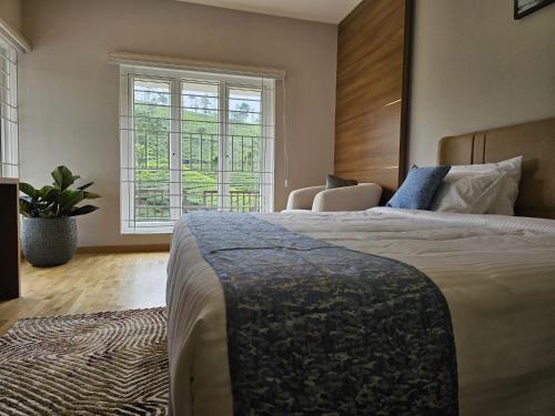 een slaapkamer met een groot bed en een groot raam bij Eagles Glide Resort in Pīrmed