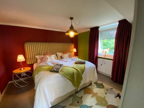 een slaapkamer met een bed en een raam bij Happy Teapot Apartment in Malsfeld