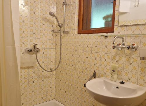 y baño con lavabo y ducha. en Chalet Iskaretreat, en Ig