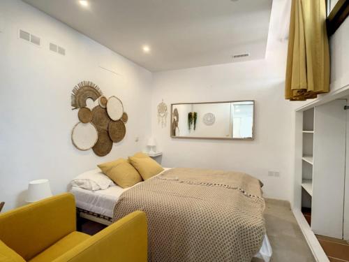 タリファにあるCASA COCOのベッドルーム1室(ベッド1台、黄色い椅子2脚付)