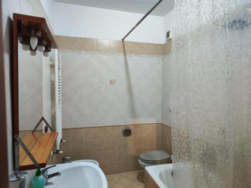 ein Bad mit einem WC und einem Waschbecken in der Unterkunft Appartamento Magnolia 2 in Pomezia