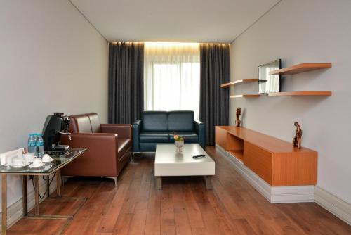 ein Wohnzimmer mit einem Sofa und einem Tisch in der Unterkunft Istanbul Gonen Hotel in Istanbul