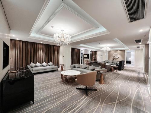 - un salon avec un canapé et une table dans l'établissement Zhejiang Taizhou Marriott Hotel, à Taizhou