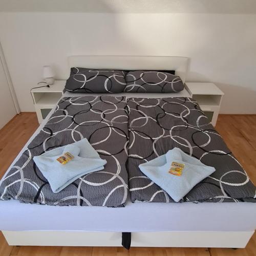 Una cama con dos almohadas encima. en Vila Slavonija, en Vrnjci