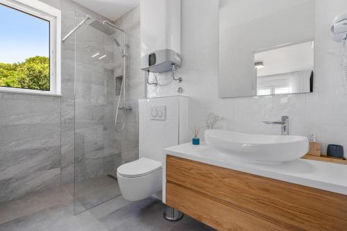Koupelna v ubytování NEW! 3-bedroom villa Pera with heated pool, 7km from beach