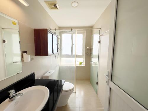 a bathroom with a toilet and a sink and a shower at Ngọc Duyên Homestay- Central Vung Tau, near Lotte Mart in Vung Tau