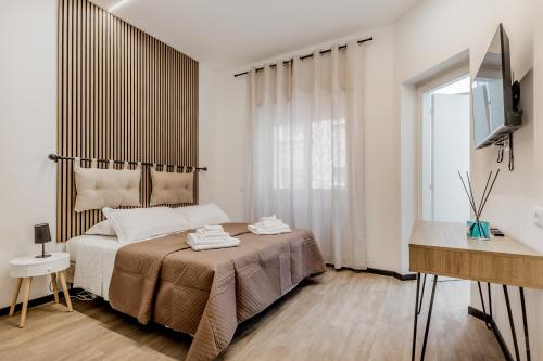 - une chambre avec un lit, un bureau et une fenêtre dans l'établissement Casa Roma B&B, à Rome