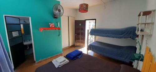 聖馬科斯塞拉利昂的住宿－Jaracanda Hostel San Marcos，带沙发和蓝色墙壁的客厅