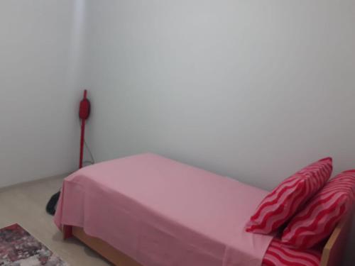a bedroom with a bed with a pink blanket at günlük aylık kralık daire in Arsin