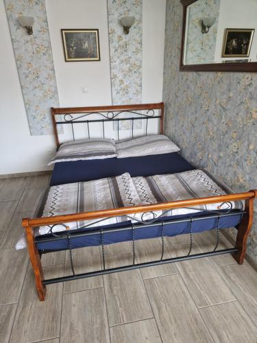 Postel nebo postele na pokoji v ubytování Balassi apartment -with green terrace