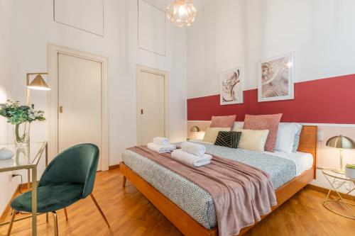 フィレンツェにあるWine Apartments Florence Moscatoのベッドルーム(大型ベッド1台、緑の椅子付)