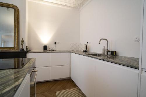 ครัวหรือมุมครัวของ Spacious & bright cocoon