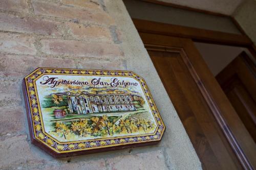a sign on the side of a building at Agriturismo San Galgano in Chiusdino