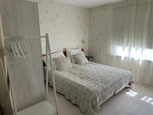 1 dormitorio con cama y ventana en Solar Apartments - House with private garden, en Pärnu