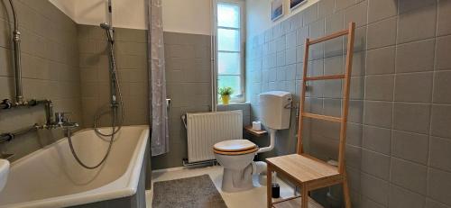 een badkamer met een toilet, een bad en een wastafel bij Kleines Landhaus am Wald Bad Saarow in Bad Saarow