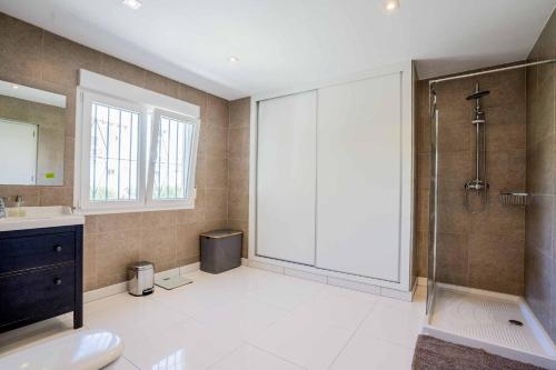 La salle de bains est pourvue d'une douche, de toilettes et d'un lavabo. dans l'établissement Villa Luxe, à Calp
