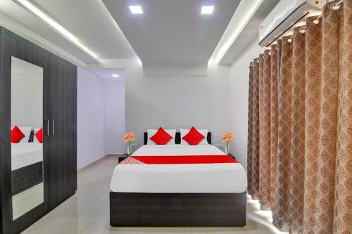 Łóżko lub łóżka w pokoju w obiekcie Flagship Kavish Residency