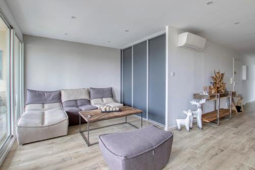 un salon avec un canapé et une table dans l'établissement Bright 50 m in the centre of Sanary-sur-Mer, à Sanary-sur-Mer