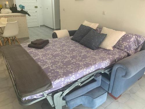 een bed met een paarse deken erop bij Benalmadena Jupiter Ocean View Apartament in Benalmádena