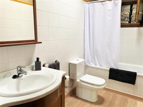 a bathroom with a sink and a toilet and a shower at Planta baja con jardín en Bor in Bor