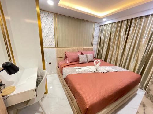 Ένα ή περισσότερα κρεβάτια σε δωμάτιο στο Luxury Comfy Blue lagoon and the beach!