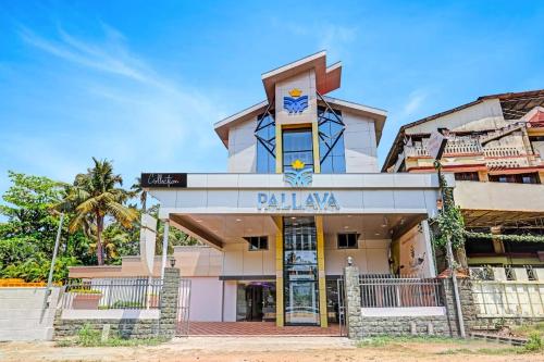 特里凡得琅的住宿－Hotel Pallava Rajadhani，带有读书标牌的建筑