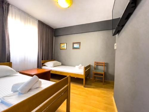 Un pat sau paturi într-o cameră la GRAND - Premium rooms & apartments