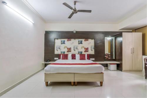 a bedroom with a bed and a ceiling fan at OYO Flagship 81536 Royal Classio in Bangalore