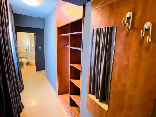 een inloopkast met een houten deur bij GRAND - Premium rooms & apartments in Selce