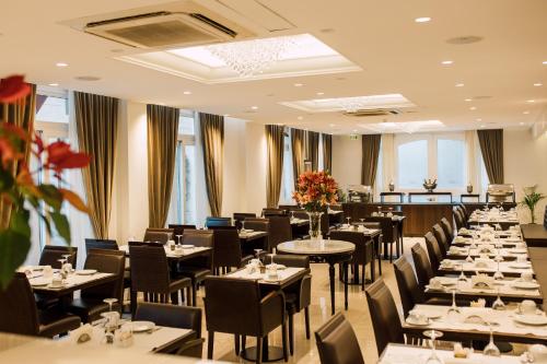 a dining room with tables and chairs and tablesktop at Hotel Carat Apart Boutique in Rosario