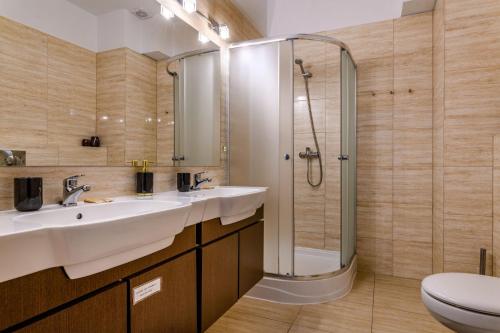 a bathroom with a shower and a sink and a toilet at Apartamenty VILLA 4 PORY ROKU in Jastrzębia Góra