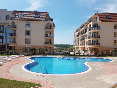 una piscina di fronte a un edificio di Sinemorets Cliffs a Sinemorets