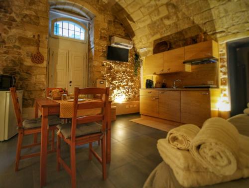 een keuken en eetkamer met een tafel en stoelen bij udammusu34 in Ragusa