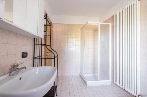 uma casa de banho com uma banheira, um lavatório e um chuveiro em Ride Home - Val di Sole em Commezzadura