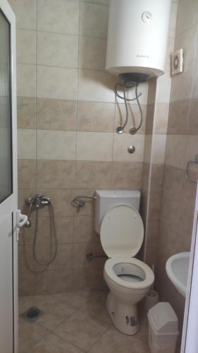 małą łazienkę z toaletą i umywalką w obiekcie Maki Apartmani w Ulcinju
