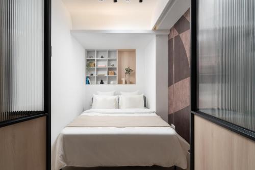 - une petite chambre avec un lit dans l'établissement North by Urbanesq Cortina E, à Voluntari