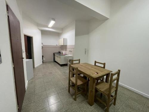 uma cozinha com mesa e cadeiras num quarto em Departamento amplio con excelente ubicación em Santa Fé