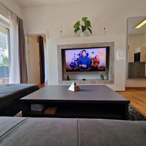 a living room with a coffee table in front of a tv at Best choice für Grazer Kurztripp in Graz